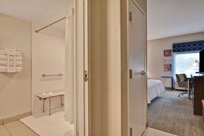Habitación, 1 cama de matrimonio grande, accesible para personas con discapacidad (Roll-In Shower) | Ducha del cuarto de baño