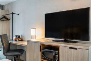 Deluxe-Zimmer, 1 King-Bett und Schlafsofa, Kühlschrank und Mikrowelle, Erdgeschoss | Hochwertige Bettwaren, Schreibtisch, Verdunkelungsvorhänge