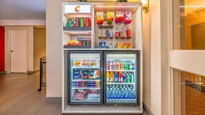 Un distributeur automatique proposant des collations, des boissons et des plats préparés de la marque Smart Ones.
