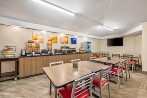 Free daily full breakfast  - Comfort Inn Airport East - Ancienne Lorette (L'Ancienne-Lorette)