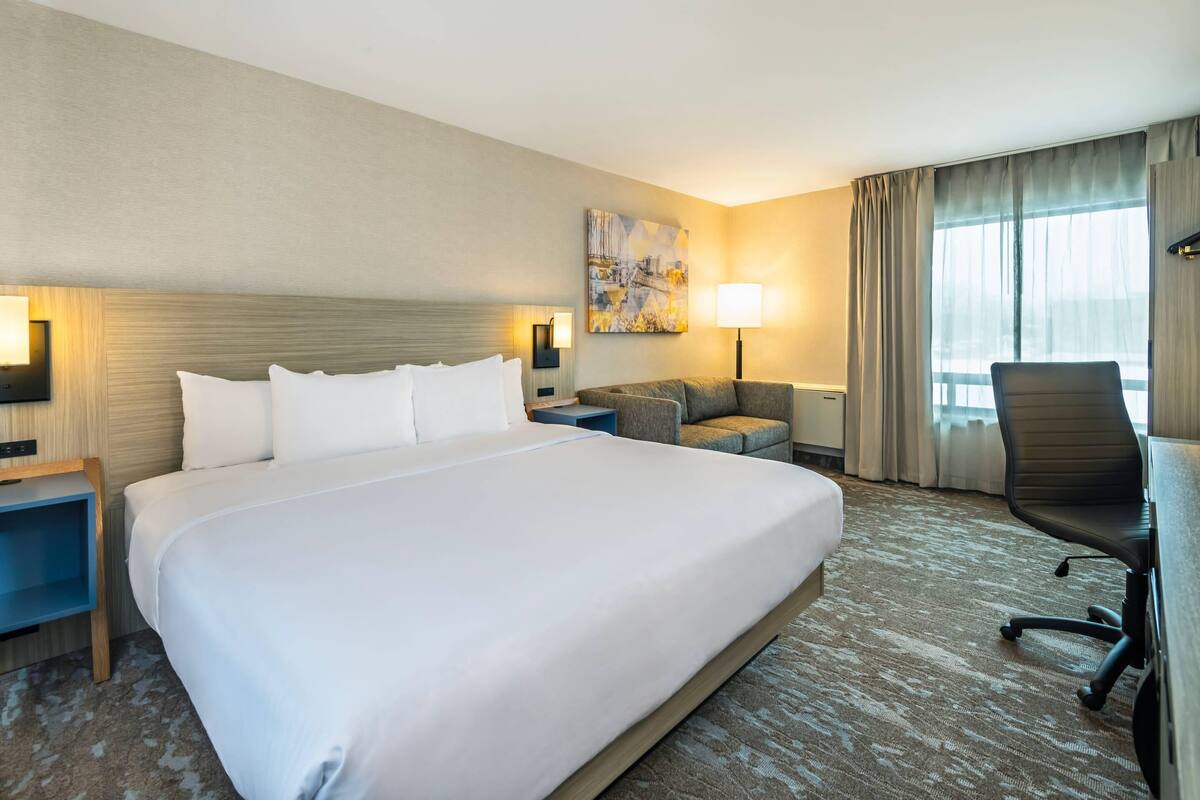 Room, 1 King Bed with Sofa bed, Non Smoking (Upgrade)