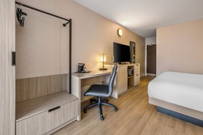 Habitación Deluxe, 1 cama de matrimonio grande con sofá cama, frigorífico y microondas, planta baja | Ropa de cama de alta calidad, escritorio, cortinas opacas