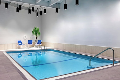 Una piscina techada. Four Points by Sheraton Edmundston Hotel & Conference Center