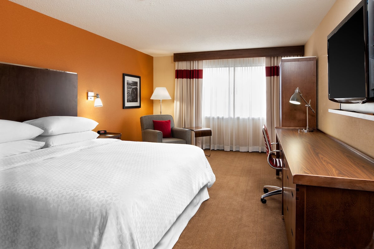 Pillowtop beds, in-room safe, desk, iron/ironing board