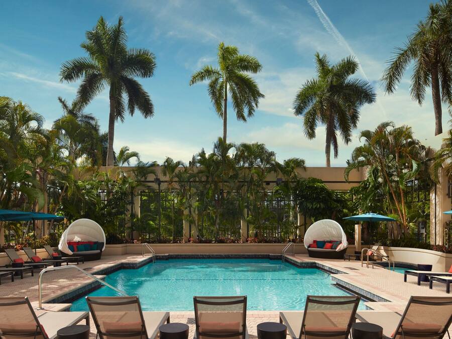 Kolam renang outdoor, dengan cabana gratis dan payung kolam renang