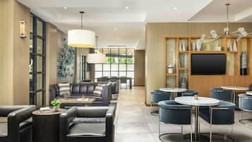 Club Room, 1 King Bed with Sofa bed (Skyline View, Top floor) | Lounge