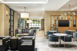 Club Room, 1 King Bed with Sofa bed (Skyline View, Top floor) | Lounge