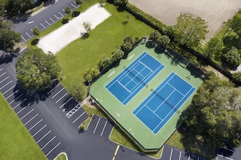 Tennis court at Delta Hotels by Marriott Orlando Celebration