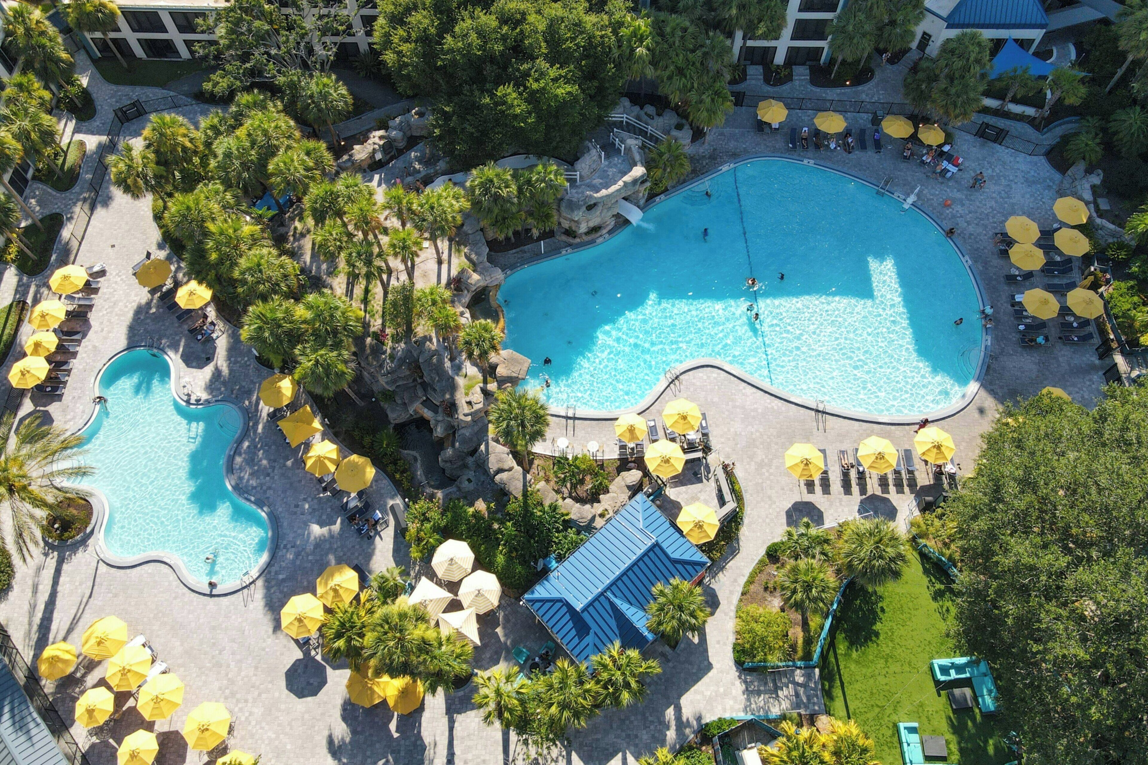 2 個室外泳池；躺椅