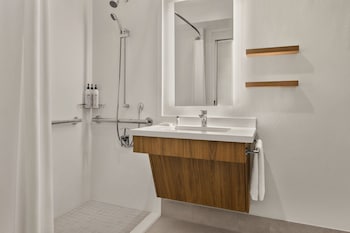 Combined shower/tub, eco-friendly toiletries, hair dryer, towels at Delta Hotels by Marriott Orlando Celebration