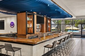 2 bares, bar junto a la piscina