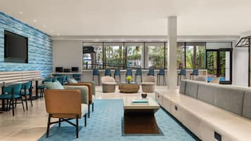 4 restaurantes; se sirve desayuno, almuerzo y cena; cocina americana