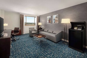 1 King Executive Suite | Living area | 42-inch LCD TV with digital channels, TV - Hilton Concord (Concord)