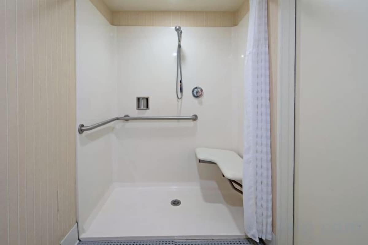 Articles de toilette (gratuits), séchoir à cheveux, serviettes fournies