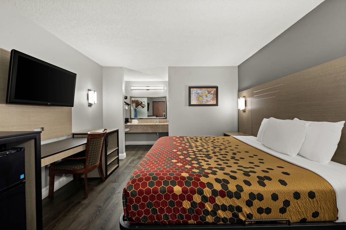 Standard Room, 1 King Bed, Non Smoking | Desk, laptop workspace, blackout drapes, iron/ironing board