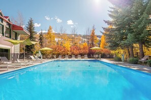 Seasonal outdoor pool, open 8:00 AM to 10:00 PM, pool umbrellas - Evergreen Lodge at Vail (Vail)
