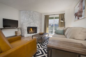 Condo, 2 quartos, cozinha, vista para a montanha | Sala de estar | Smart TV 55 polegadas com canais a cabo