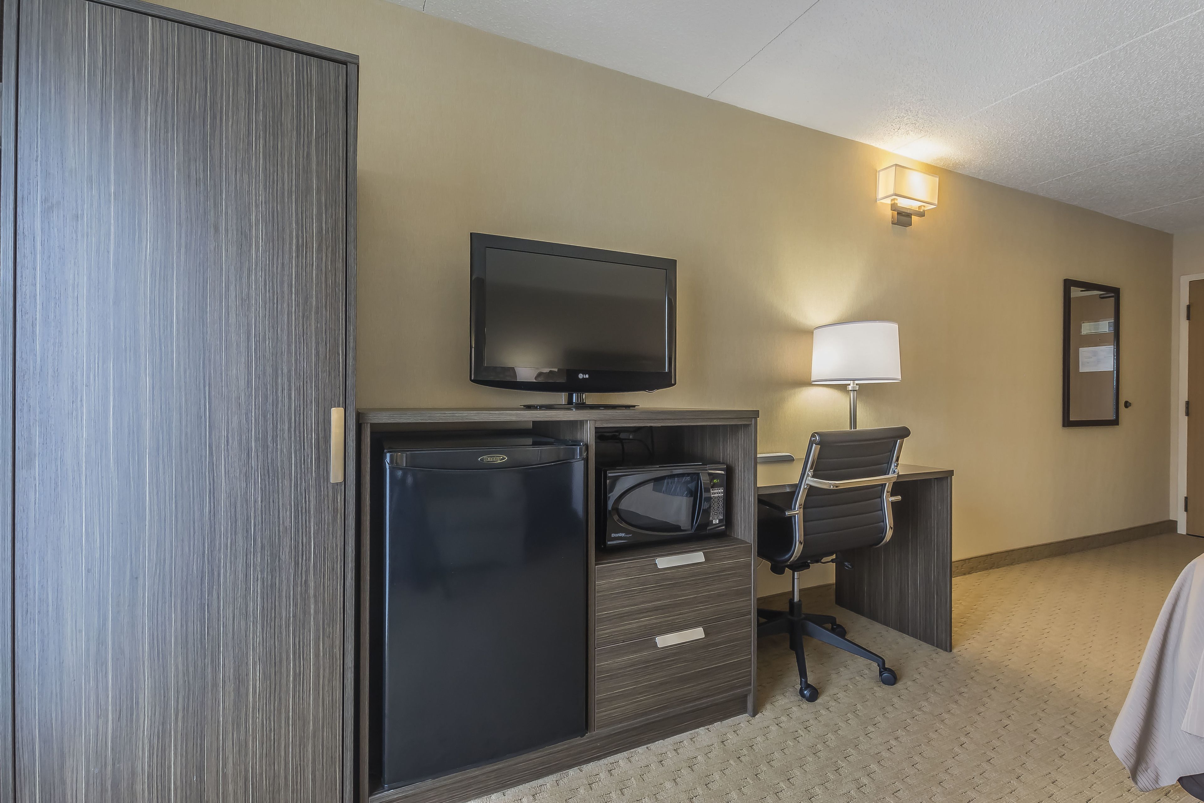 deluxe king room | mini fridge