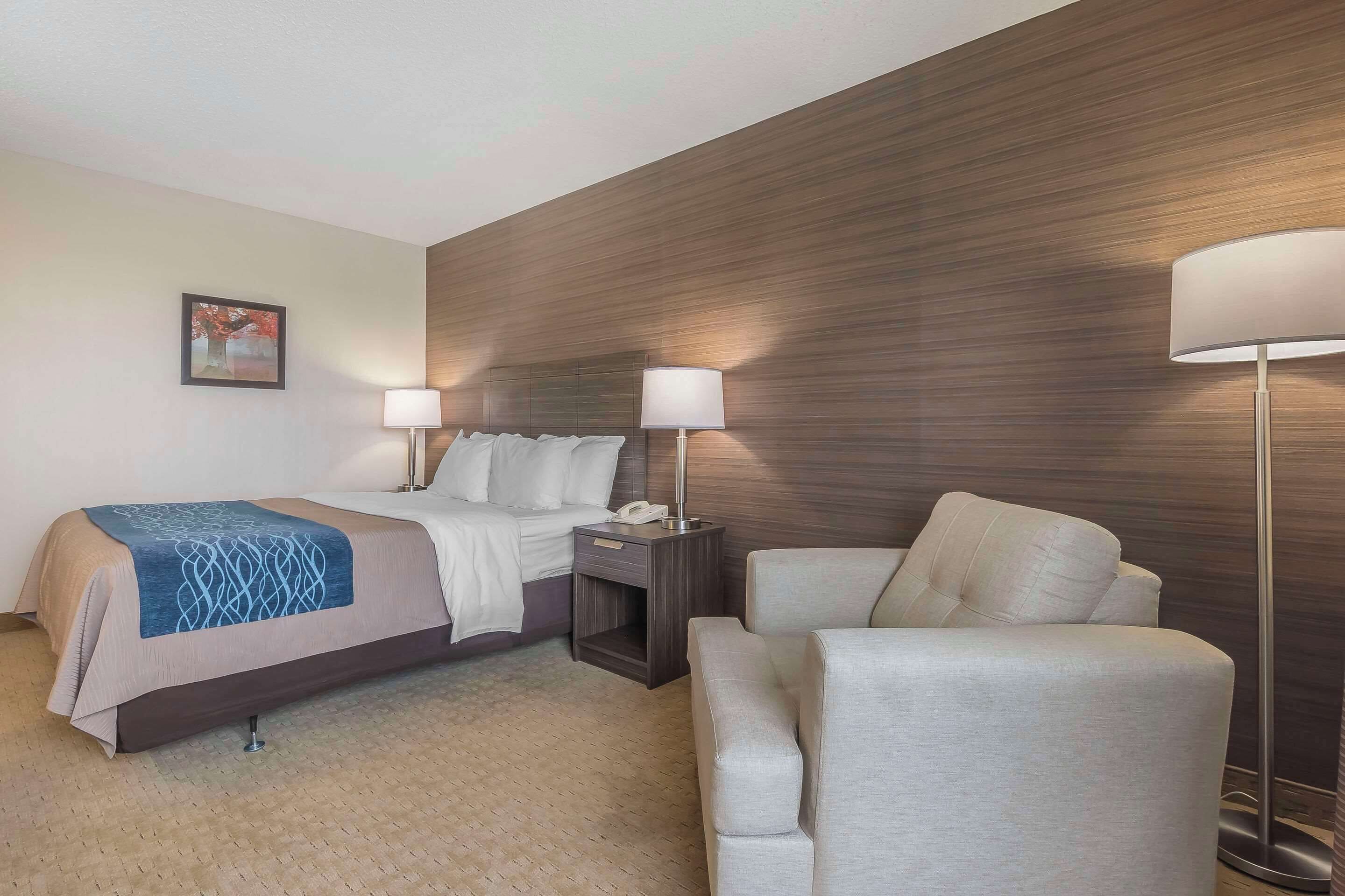 standard queen room, upper floor | premium bedding, pillow-top beds, desk, blackout curtains