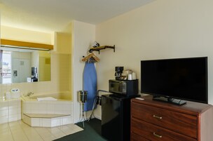 Suite Deluxe, 1 cama de matrimonio grande, no fumadores, bañera de hidromasaje | Baño | Ducha y bañera combinadas, secador de pelo y toallas