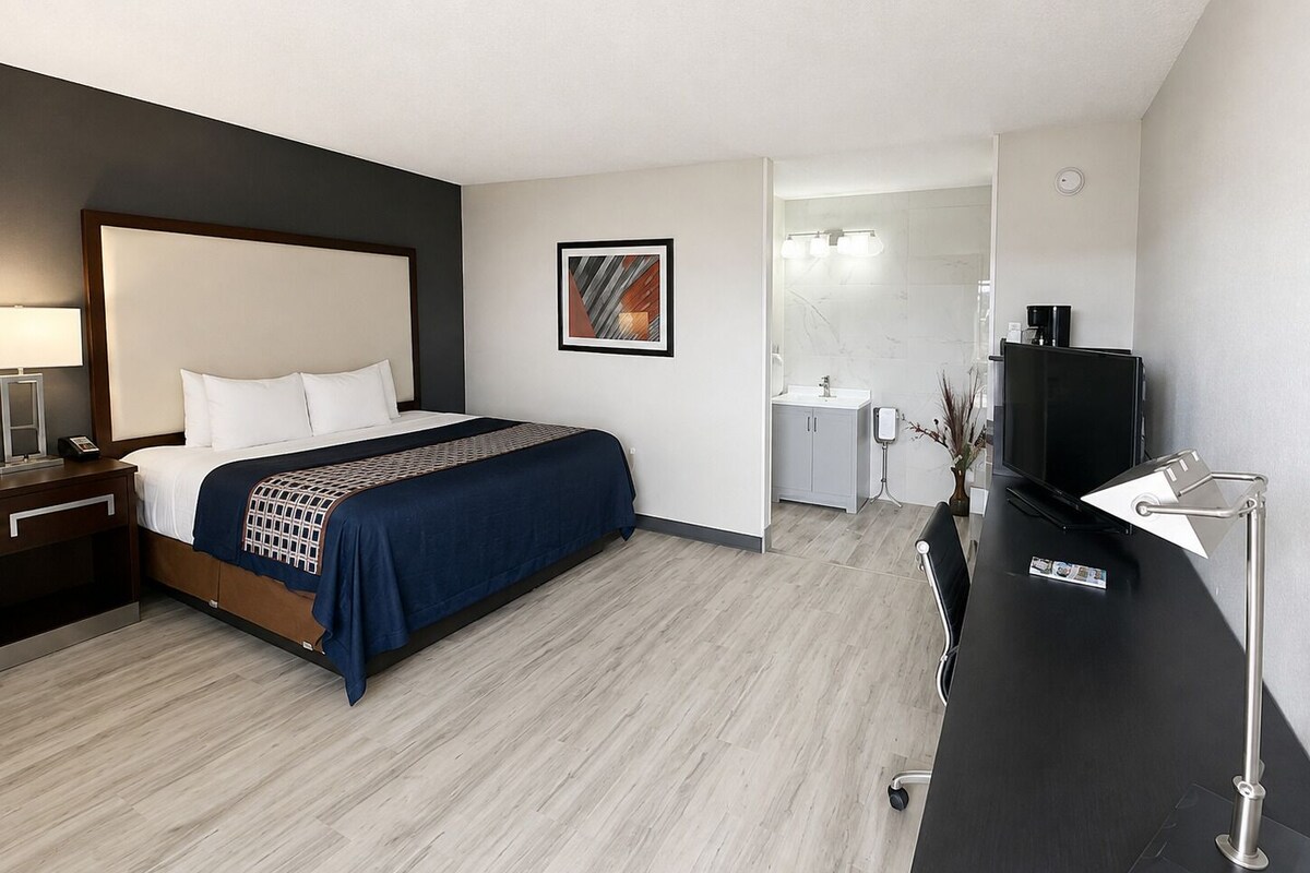 Deluxe Suite, 1 King Bed, Non Smoking, Hot Tub | Desk, blackout drapes, iron/ironing board, WiFi (free)