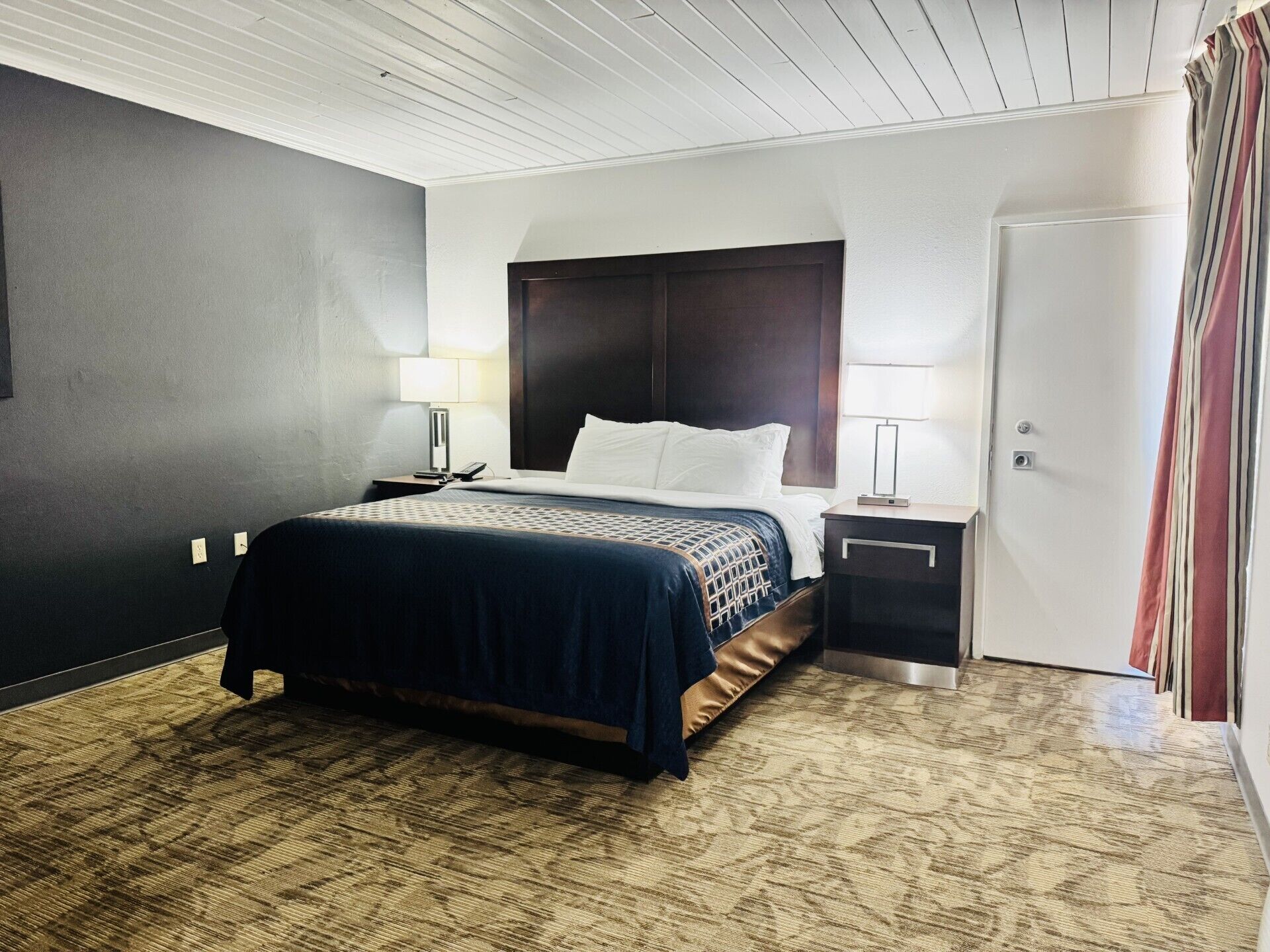 Muebles diferentes, escritorio y cortinas blackout 