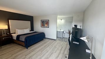 Deluxe Suite, 1 King Bed, Non Smoking, Hot Tub | Individually furnished, desk, blackout drapes, iron/ironing board