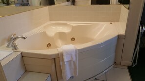 Habitación, 1 cama de matrimonio grande, no fumadores, bañera de hidromasaje | Bañera de hidromasaje