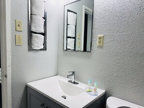 Combined shower/tub, hair dryer, towels