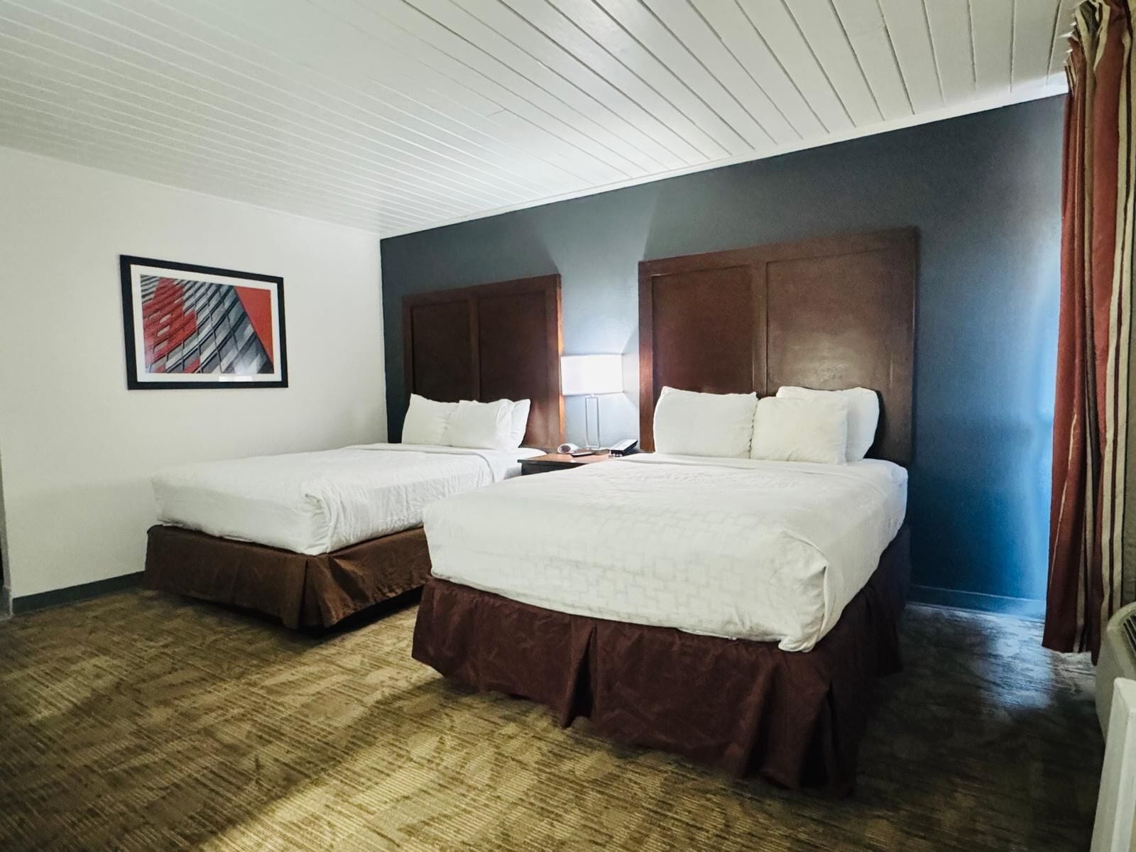 Individuelt innredet, skrivebord, blendingsgardiner og strykejern/-brett