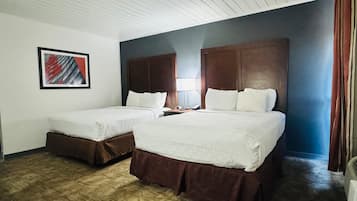 Individuelt innredet, skrivebord, blendingsgardiner og strykejern/-brett