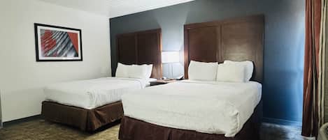 Mobiliario individual, escritorio, cortinas opacas