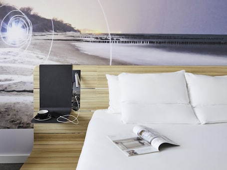 Hypo-allergenic bedding, minibar, in-room safe, desk. Novotel Birmingham Airport