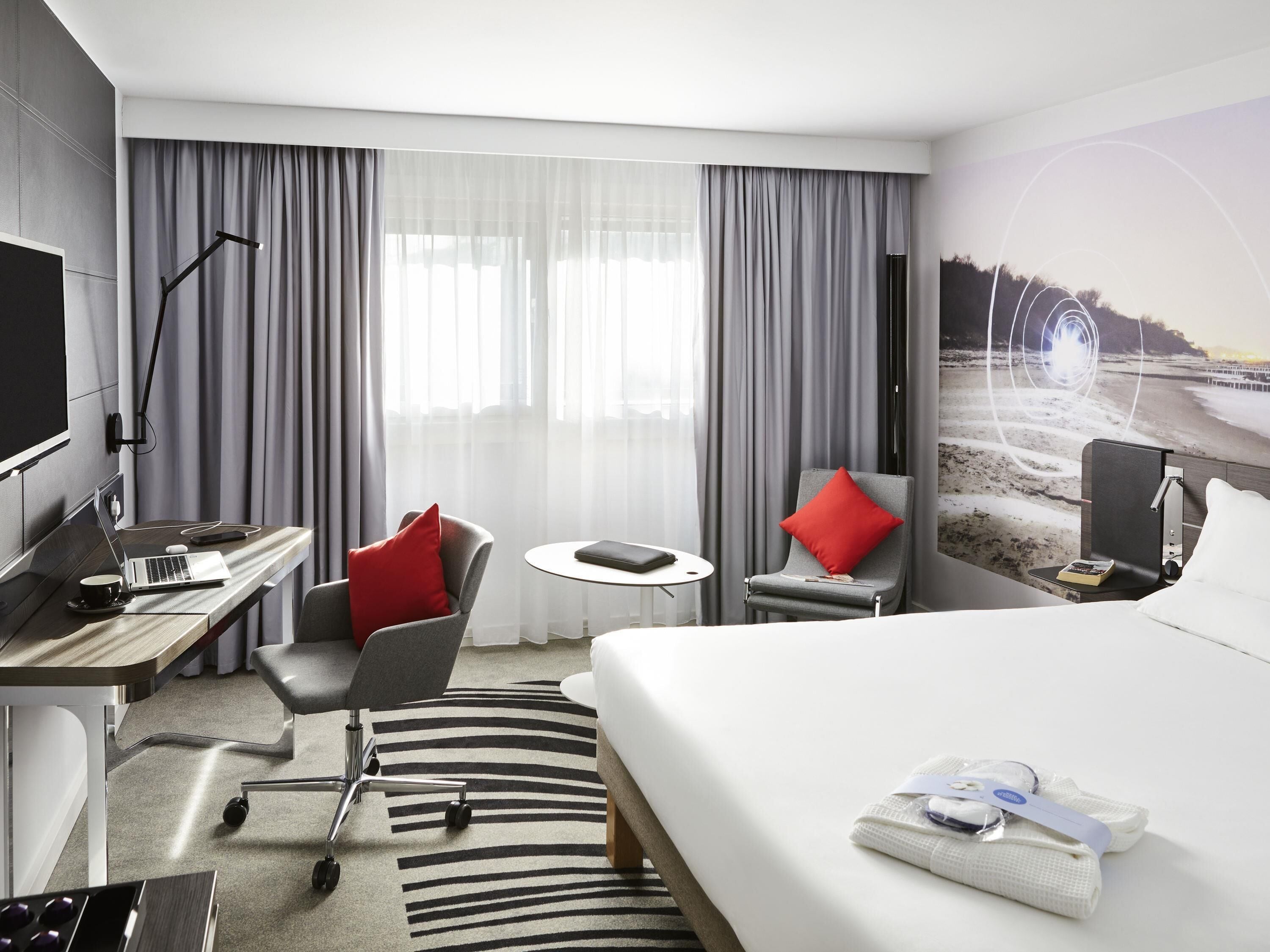 Hypo-allergenic bedding, minibar, in-room safe, desk