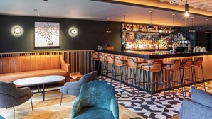 Eine Bar mit Sitzgelegenheiten und einer Theke.