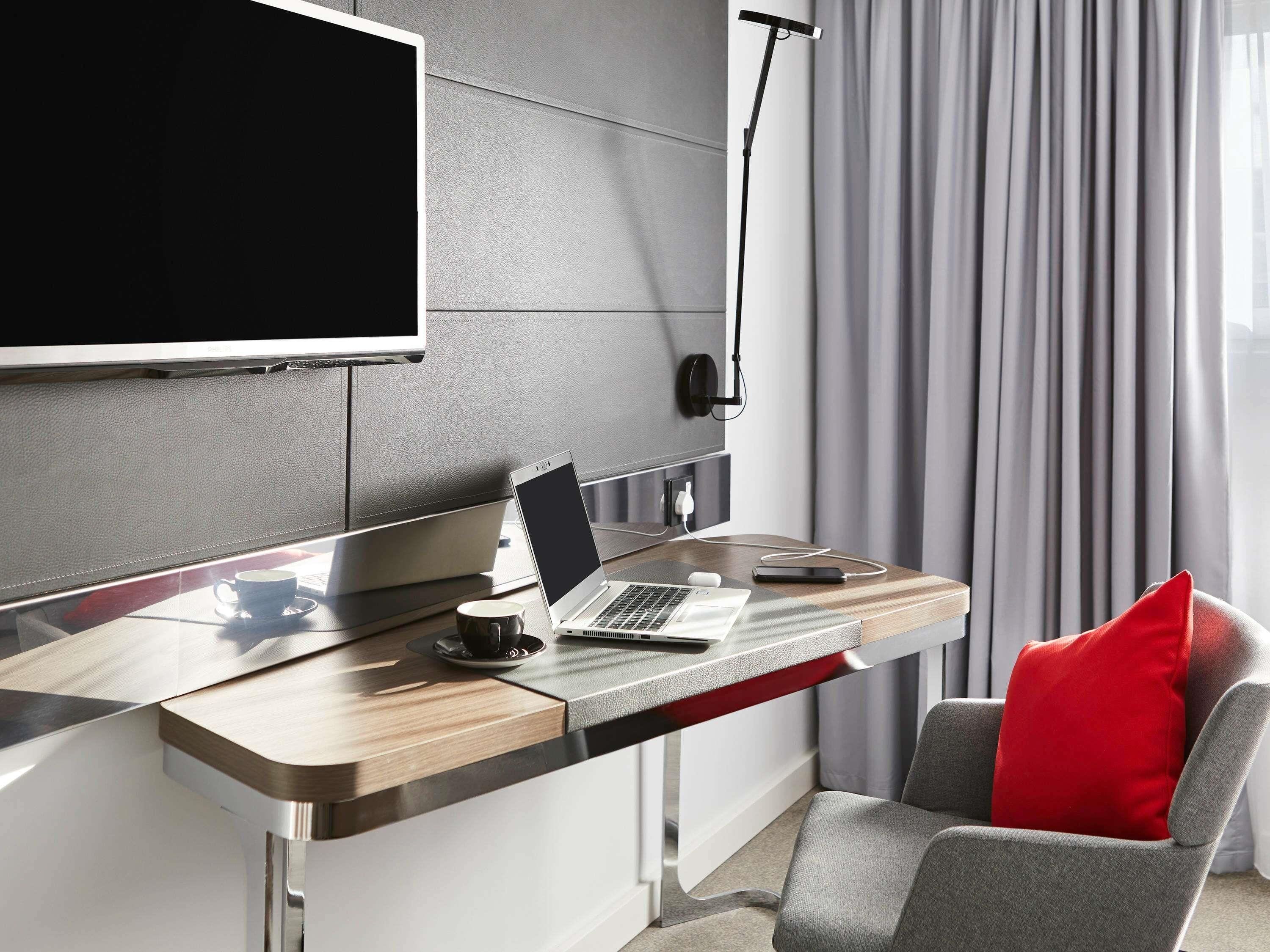 Executive Room, 1 Queen Bed | Hypo-allergenic bedding, minibar, in-room safe, desk