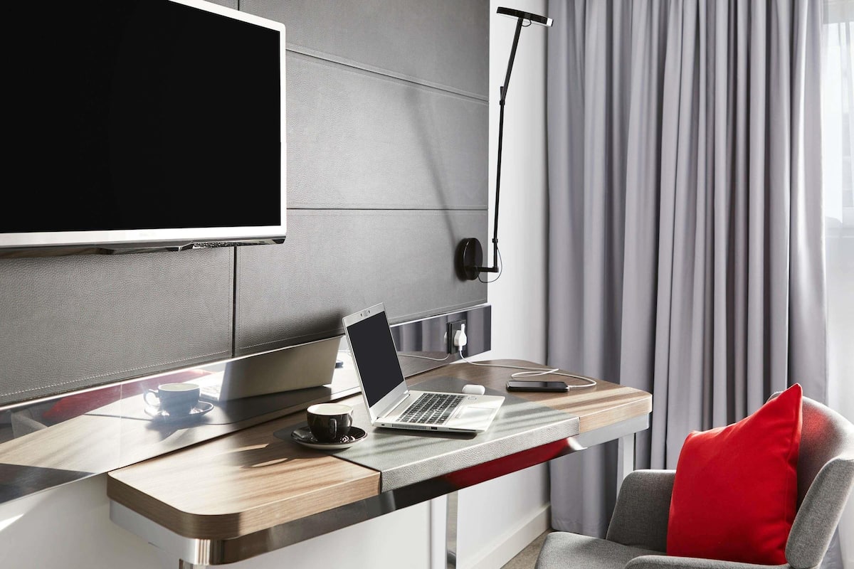 Executive Room, 1 Queen Bed | Hypo-allergenic bedding, minibar, in-room safe, desk