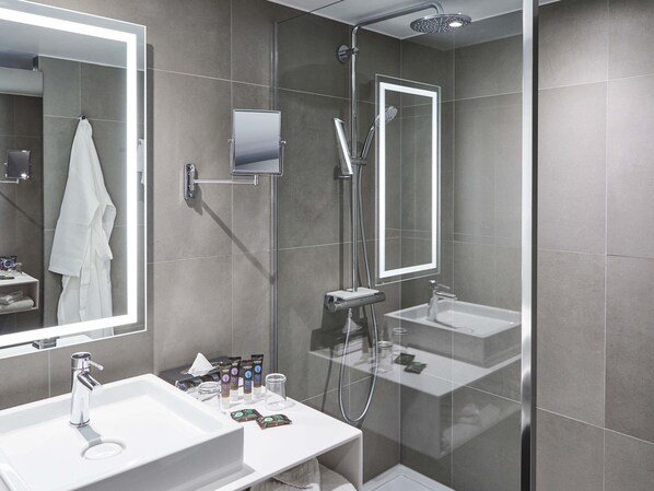 Executive Room, 1 Queen Bed | Hypo-allergenic bedding, minibar, in-room safe, desk - Novotel Birmingham Airport (Birmingham)