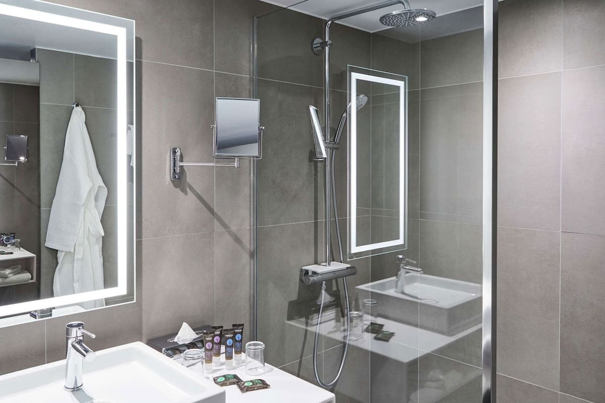 Baño | Tina con regadera, regadera tipo lluvia, amenidades de baño ecológicas