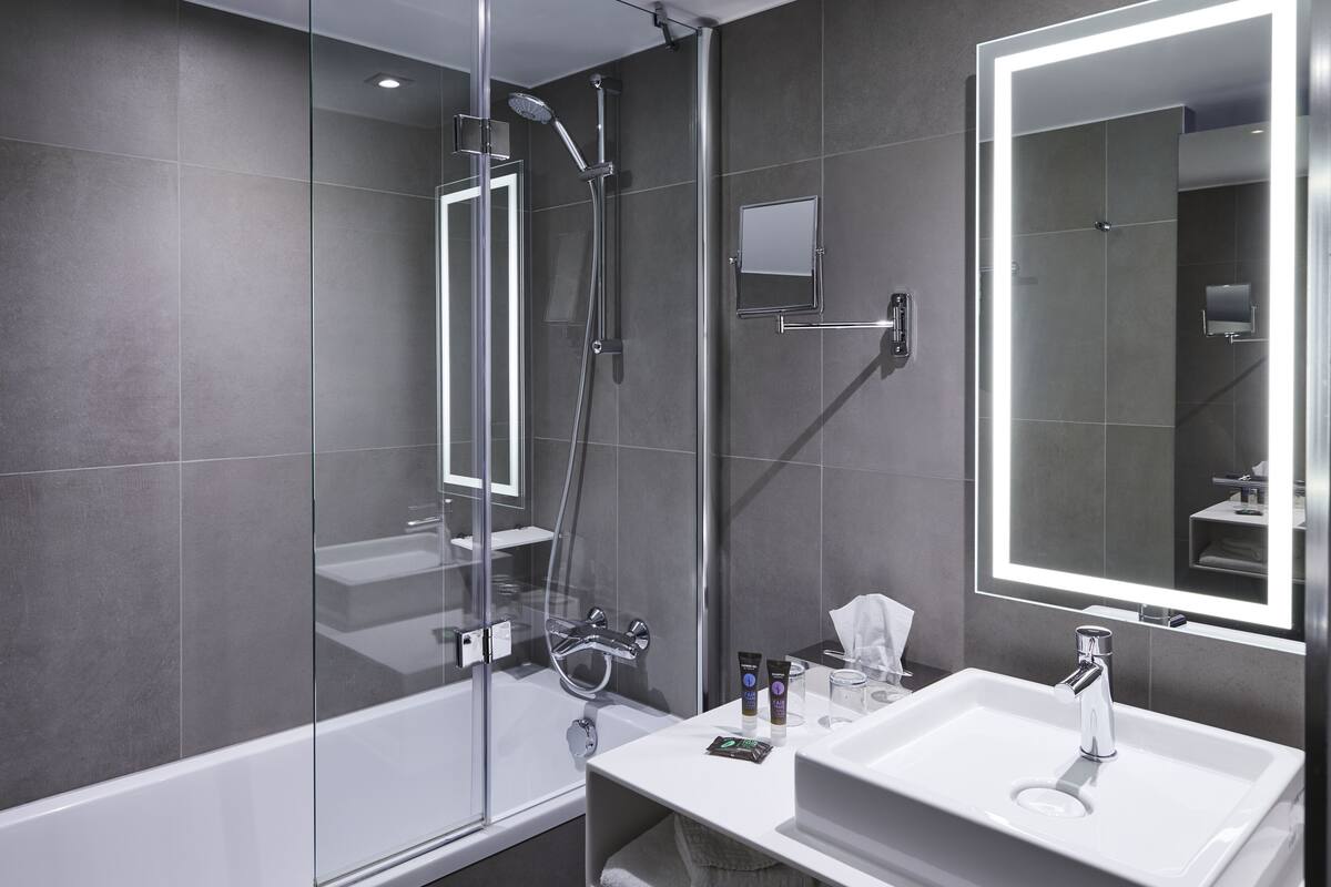 combined shower/bathtub, rainfall showerhead, eco-friendly toiletries