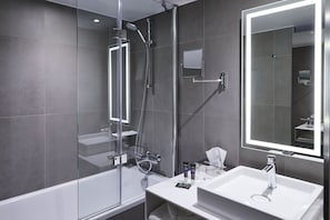 Combined shower/bathtub, rainfall showerhead, eco-friendly toiletries