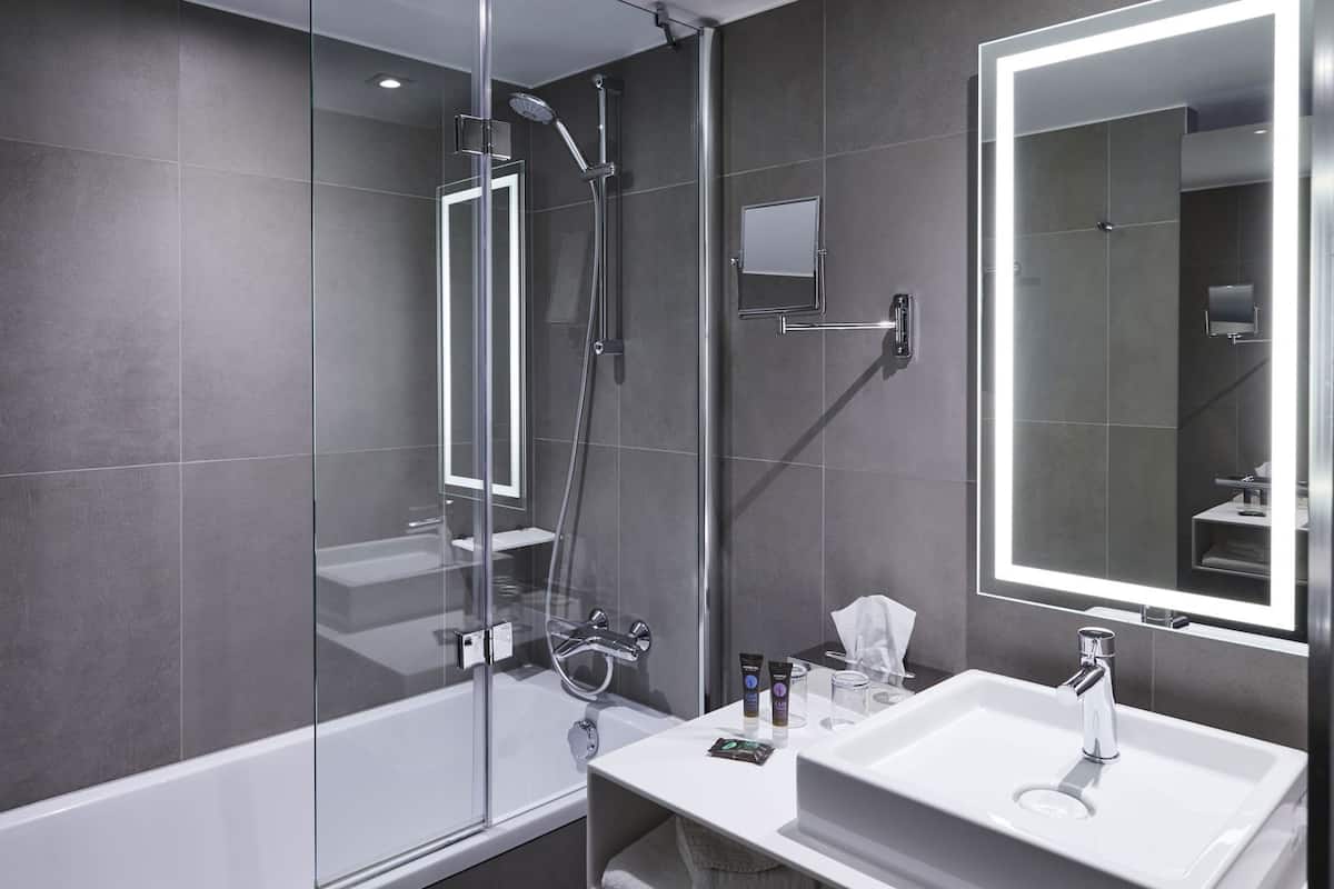 Baño | Tina con regadera, regadera tipo lluvia, amenidades de baño ecológicas