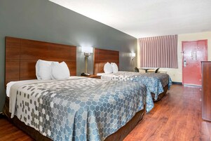   熨斗/熨衣板、折叠床/加床（额外收费）、免费 WiFi、床单