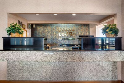 Econo Lodge Inn & Suites Forest