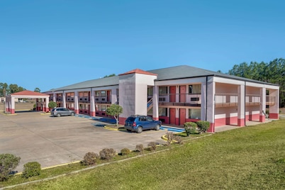 Econo Lodge Inn And Suites