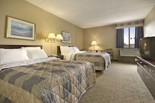 Quarto casal, 2 camas de casal | Escrivaninha, ferros/tábuas de passar roupa, berços grátis