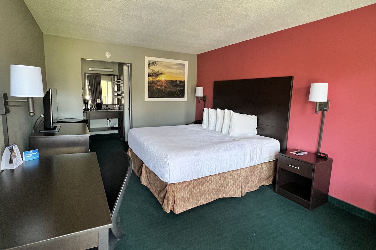 In-room safe, desk, iron/ironing board, free WiFi