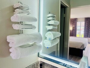 Combined shower/tub, deep soaking tub, hydromassage showerhead - Days Inn by Wyndham Jellico - Tennessee State Line (Jellico)