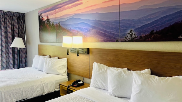 Suite, 2 Katil Ratu (Queen), Non Smoking | Bilik Mandi | Gabungan pancuran/tab mandi, tab mandi rendaman dalam 