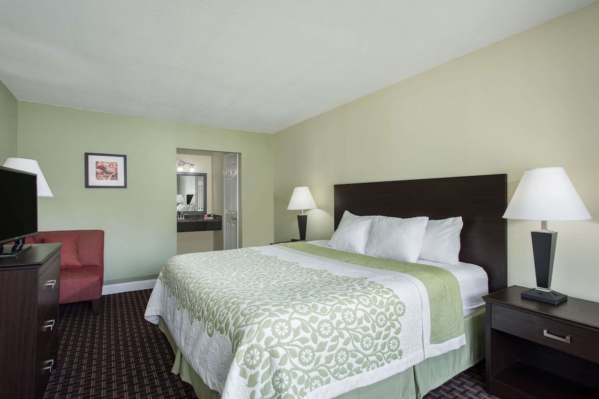 In-room safe, desk, iron/ironing board, free WiFi